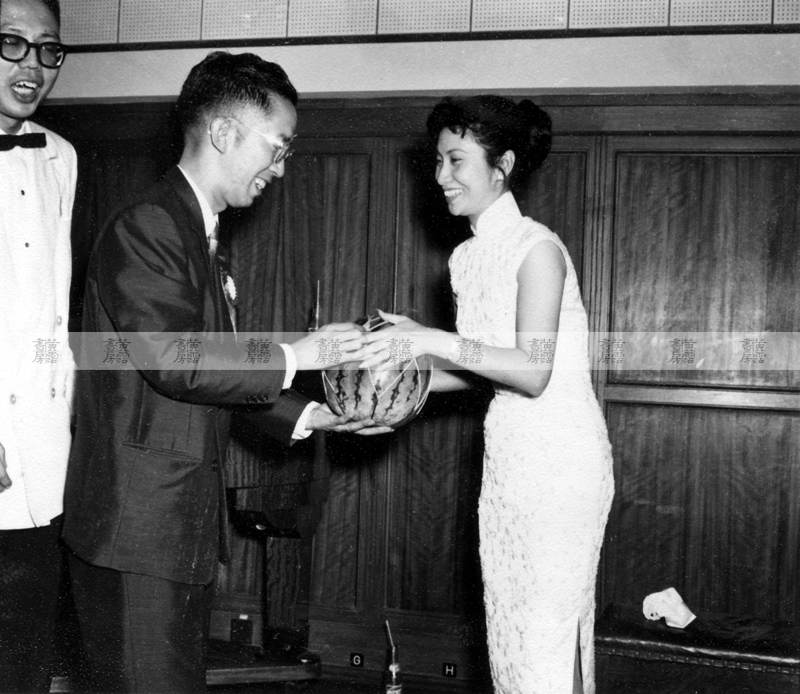 白雪仙在香港電台義唱接受禮物 1958年 